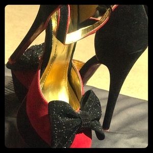 Red/black bow high hills.